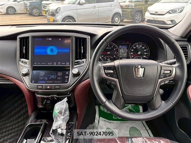 Toyota CROWN SEDAN 2017-07 7332685-21