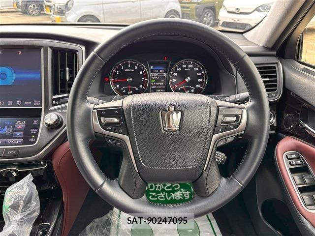 Toyota CROWN SEDAN 2017-07 7332685-25