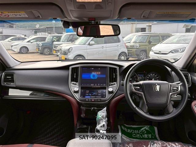 Toyota CROWN SEDAN 2017-07 7332685-2