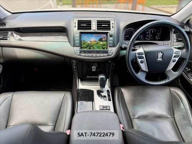Toyota CROWN SEDAN 2010-11 7978863-1