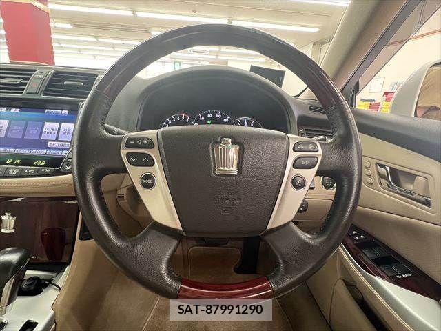 Toyota CROWN SEDAN 2011-12 8035028-9