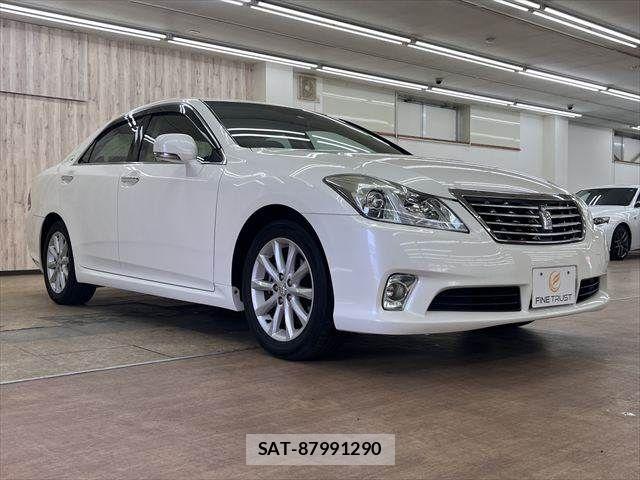 Toyota CROWN SEDAN 2011-12 8035028-13
