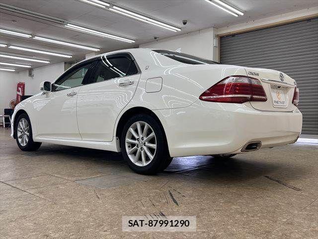 Toyota CROWN SEDAN 2011-12 8035028-17