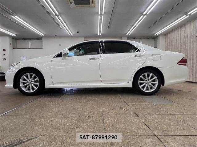 Toyota CROWN SEDAN 2011-12 8035028-18