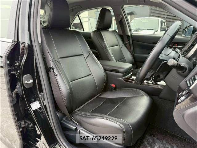 Toyota CROWN SEDAN 2017-01 8035018-9