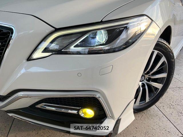 Toyota CROWN SEDAN 2018-06 8073361-10