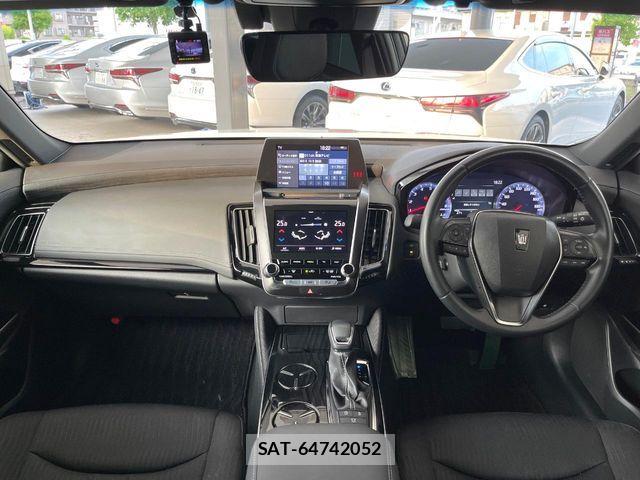 Toyota CROWN SEDAN 2018-06 8073361-1