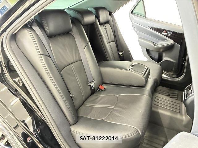 Toyota CROWN SEDAN 2017-02 8073362-9