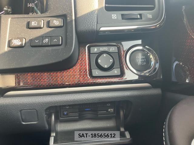 Toyota CROWN SEDAN 2017-10 8129500-17