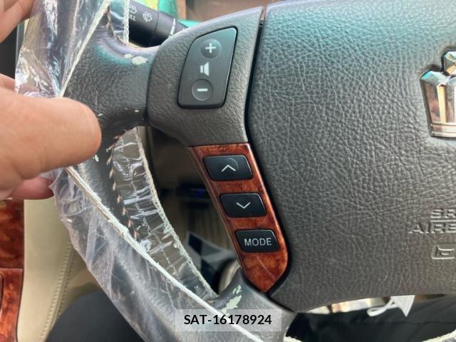 Toyota CROWN SEDAN 2004-05 8158208-18