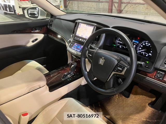 Toyota CROWN SEDAN 2016-09 8207008-9