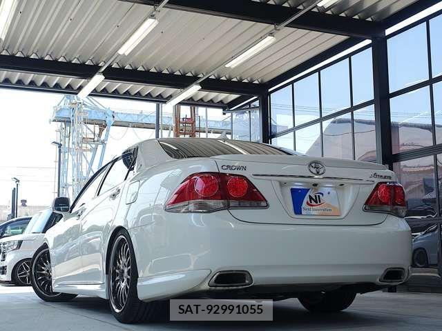 Toyota CROWN SEDAN 2011-12 8313879-16