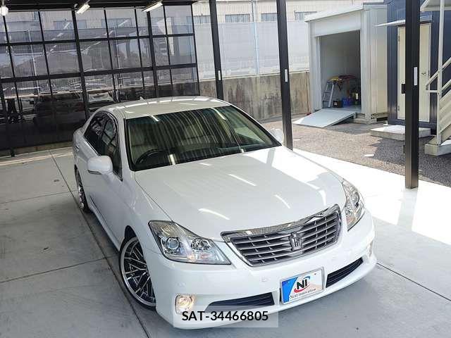 Toyota CROWN SEDAN 2011-12 8313882-12