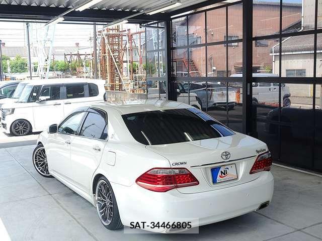 Toyota CROWN SEDAN 2011-12 8313882-15