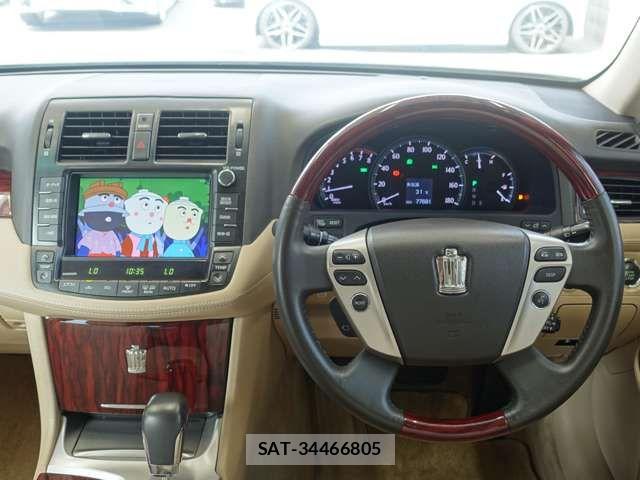 Toyota CROWN SEDAN 2011-12 8313882-19