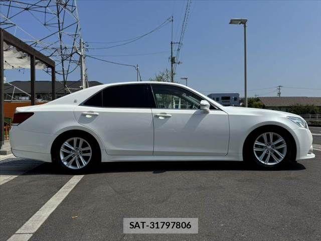 Toyota CROWN SEDAN 2013-09 8334509-11