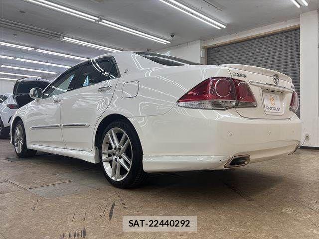 Toyota CROWN SEDAN 2011-09 8335344-18