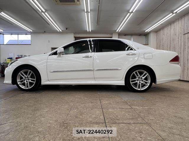 Toyota CROWN SEDAN 2011-09 8335344-19