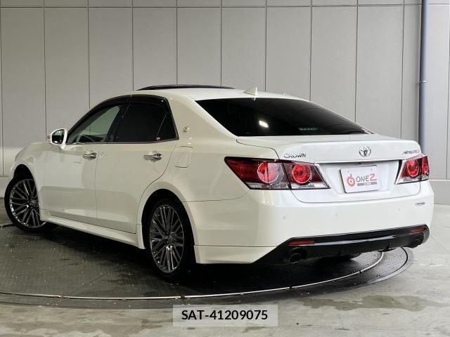 Toyota CROWN SEDAN 2017-02 8354211-1