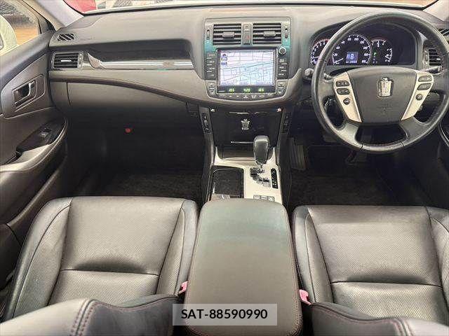 Toyota CROWN SEDAN 2012-03 8365265-2