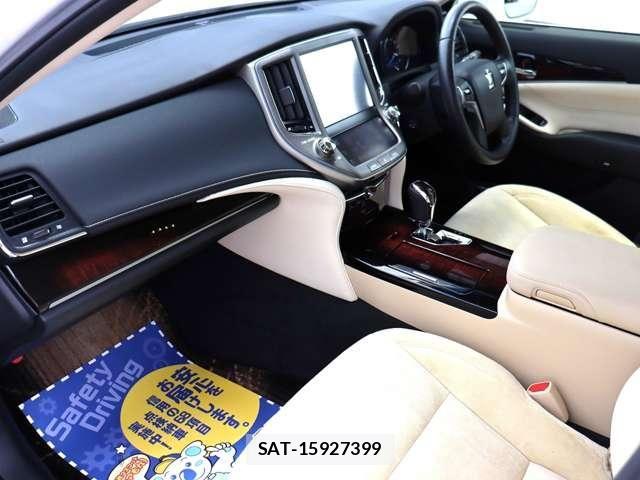 Toyota CROWN SEDAN 2015-12 8411776-24