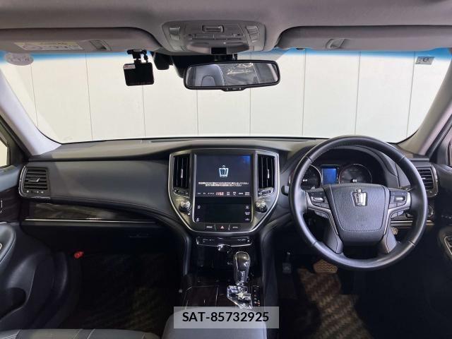 Toyota CROWN SEDAN 2018-02 8411773-1