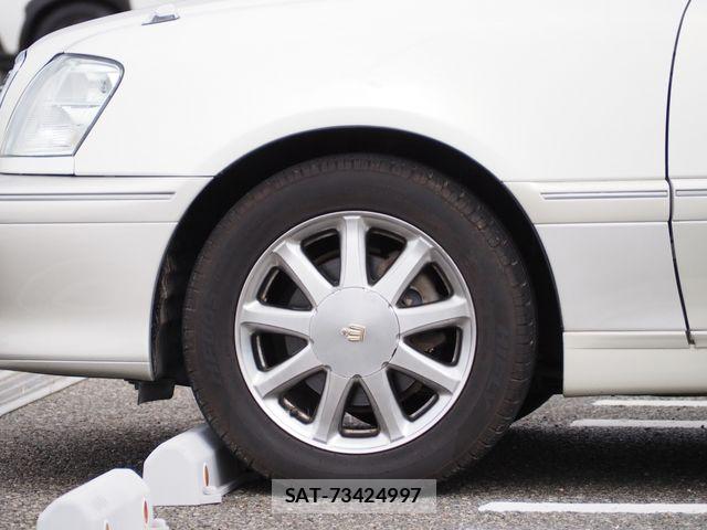 Toyota CROWN SEDAN 2003-11 8438022-9