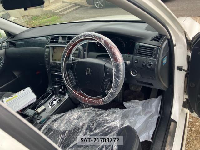 Toyota CROWN SEDAN 2005-12 8438025-18