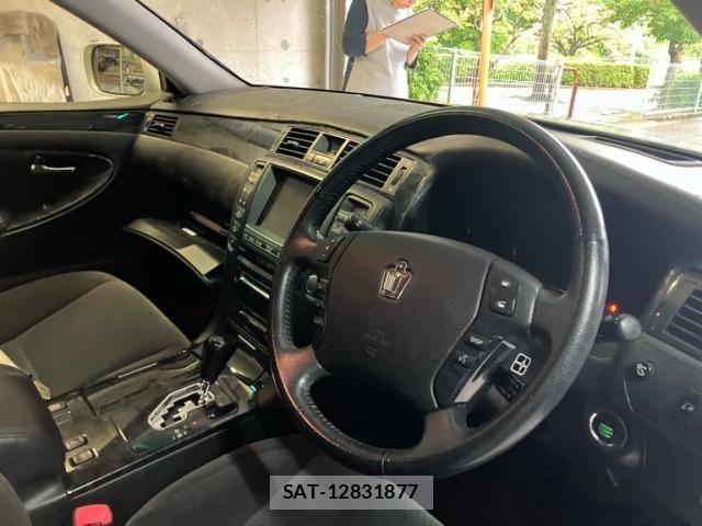 Toyota CROWN SEDAN 2005-10 8779849-9