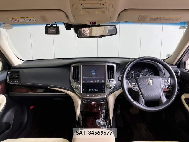 Toyota CROWN SEDAN 2018-01 8828375-1