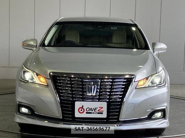 Toyota CROWN SEDAN 2018-01 8828375-21
