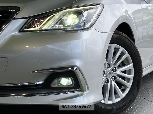 Toyota CROWN SEDAN 2018-01 8828375-3