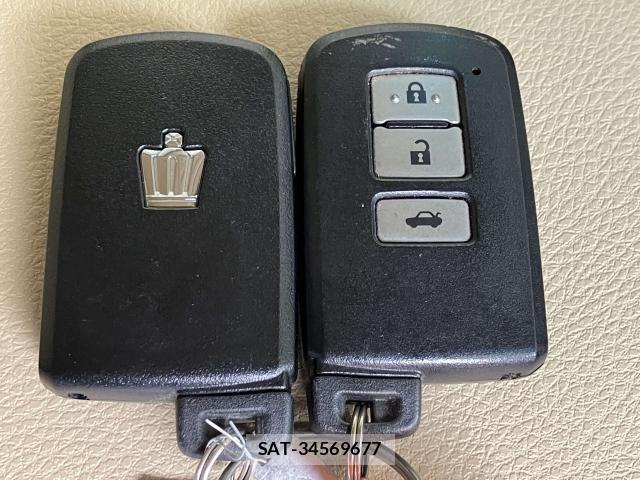 Toyota CROWN SEDAN 2018-01 8828375-5
