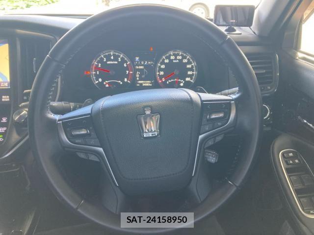 Toyota CROWN SEDAN 2017-03 8870696-22
