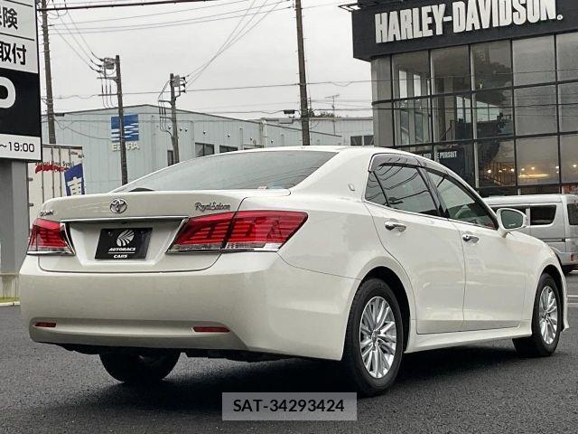 Toyota CROWN SEDAN 2017-05 8879222-3