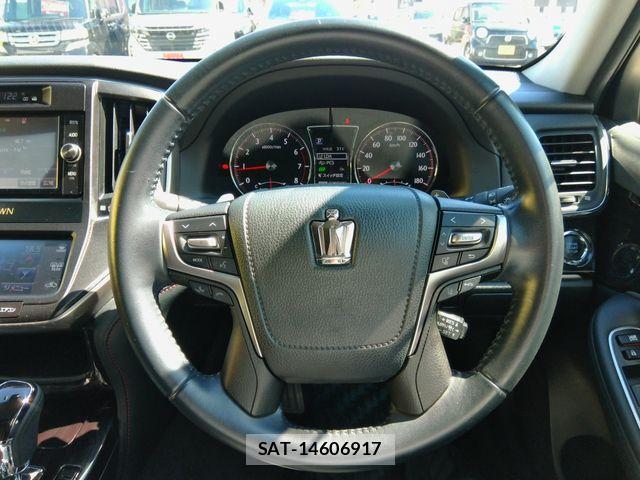 Toyota CROWN SEDAN 2018-04 8883460-19