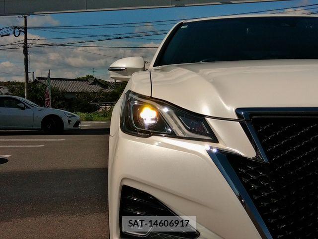 Toyota CROWN SEDAN 2018-04 8883460-3