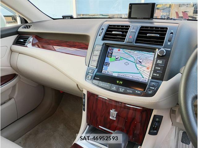 Toyota CROWN SEDAN 2010-12 1658877-6
