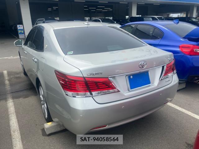 Toyota CROWN SEDAN 2014-04 8098656-4