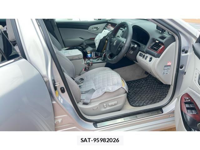 Toyota CROWN SEDAN 2009-12 8098655-10