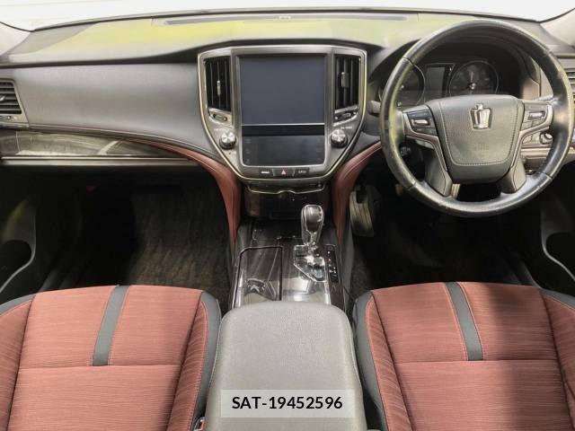 Toyota CROWN SEDAN 2015-11 688196-1