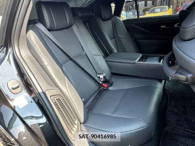Toyota CROWN SEDAN 2023-12 833019-6