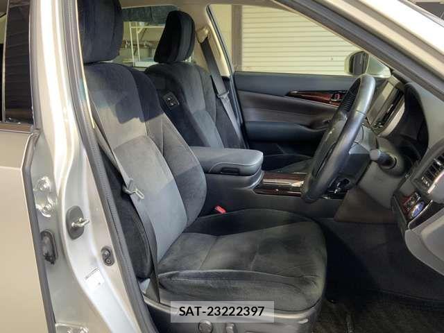 Toyota CROWN SEDAN 2017-06 3371628-15