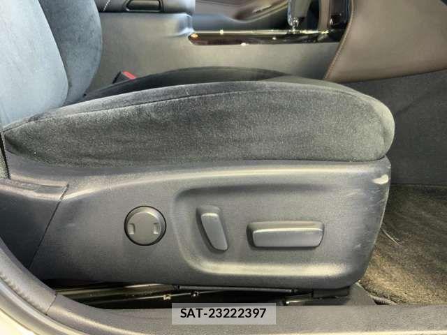 Toyota CROWN SEDAN 2017-06 3371628-16