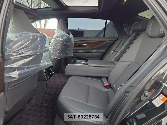 Toyota CROWN SEDAN 2024-03 3904585-25