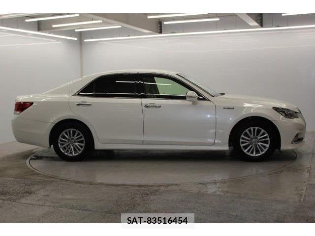 Toyota CROWN SEDAN 2016-03 4040168-3