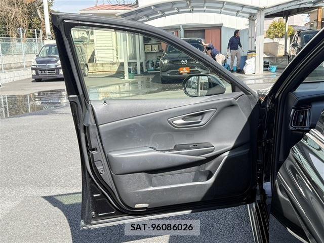 Toyota CROWN SEDAN 2020-04 4040142-26