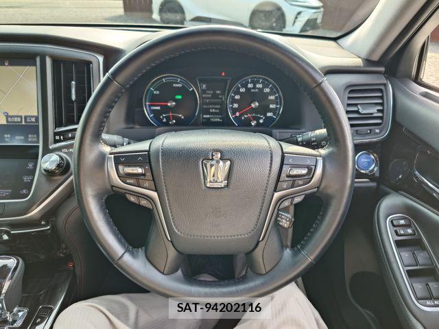 Toyota CROWN SEDAN 2017-06 5863763-12