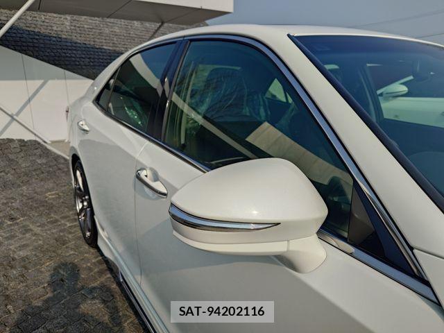 Toyota CROWN SEDAN 2017-06 5863763-4