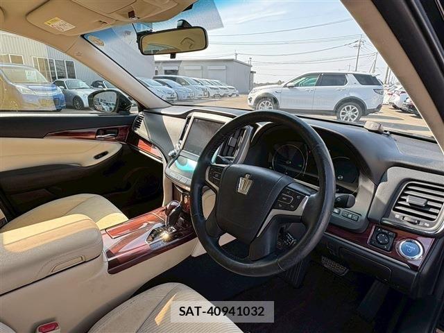 Toyota CROWN SEDAN 2015-07 5863945-11